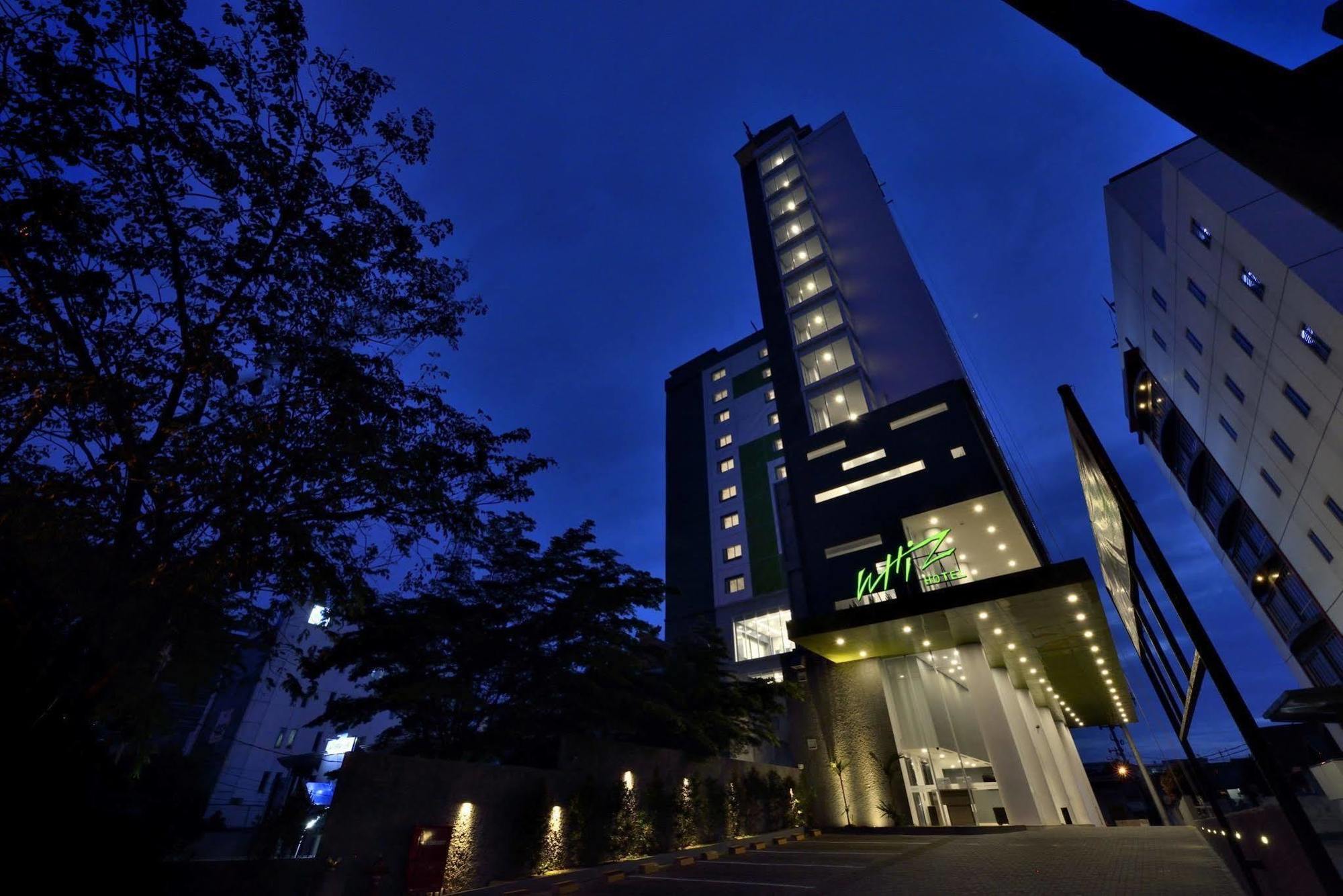 Whiz Hotel Sudirman Pekanbaru Exterior photo