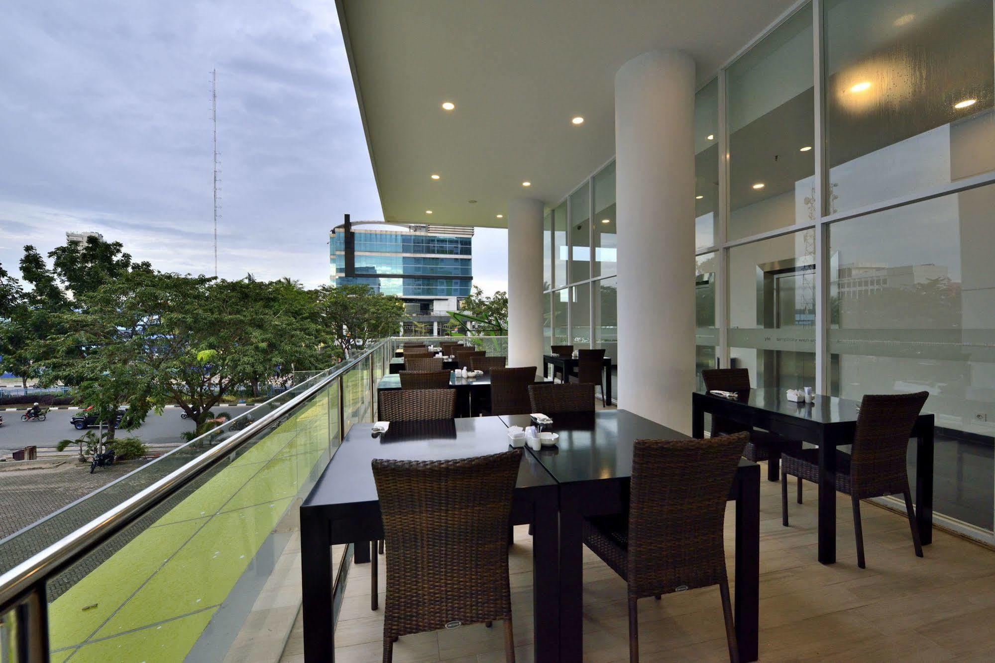 Whiz Hotel Sudirman Pekanbaru Exterior photo