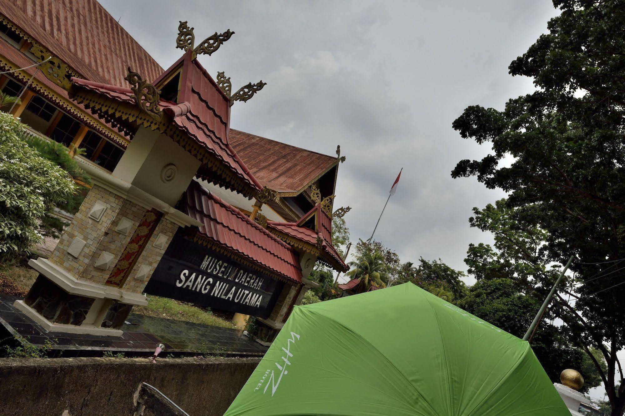 Whiz Hotel Sudirman Pekanbaru Exterior photo