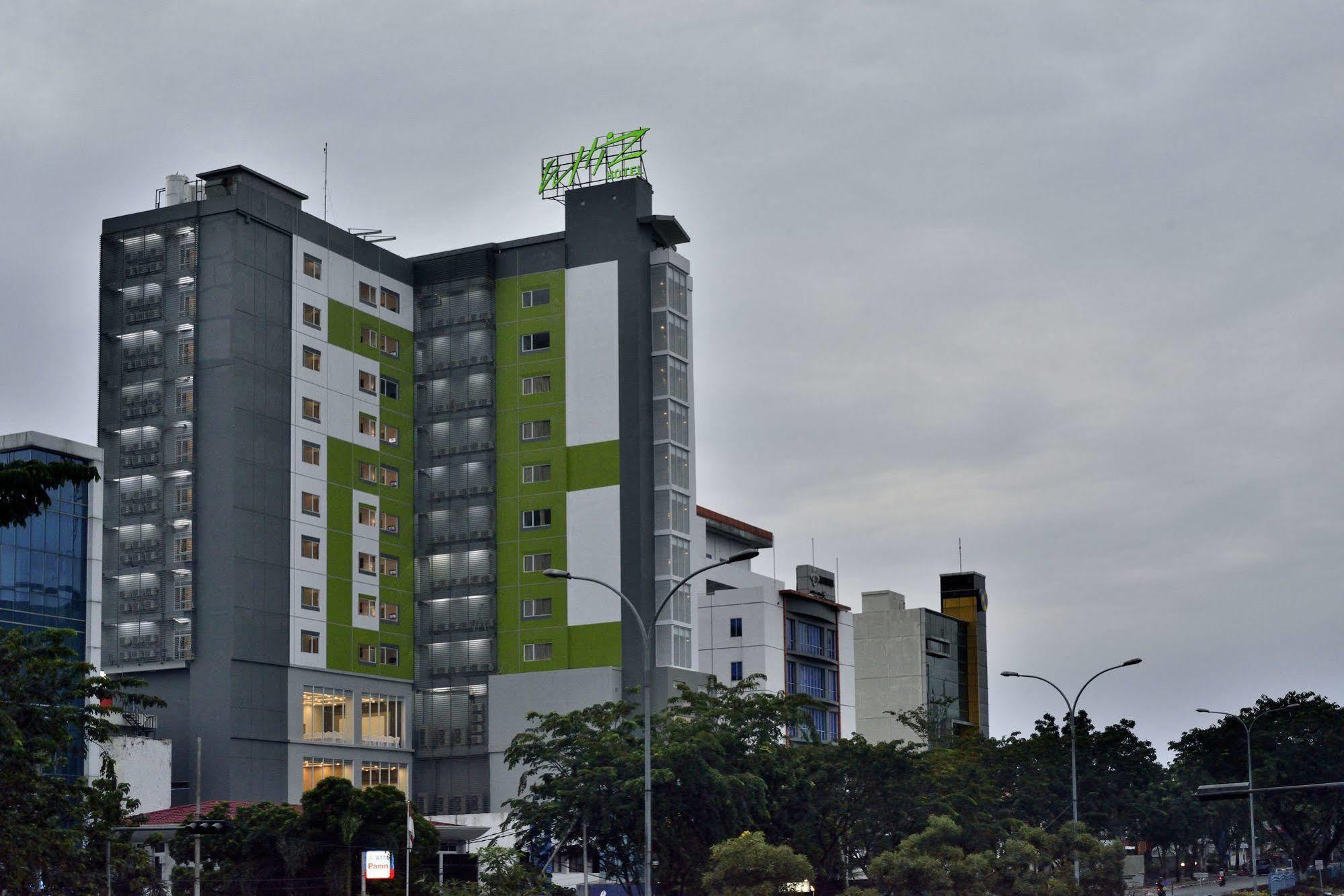 Whiz Hotel Sudirman Pekanbaru Exterior photo